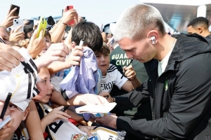 皇馬社媒曬球員們抵達(dá)奧維耶多照片，受到球迷熱烈歡迎