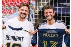 足球??冰球！穆勒與加拿大冰球運動員萊因哈特互換球衣