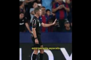 主裁判罰巴爾德點球?qū)υ挘菏直勖黠@脫離身體，僅點球不出牌