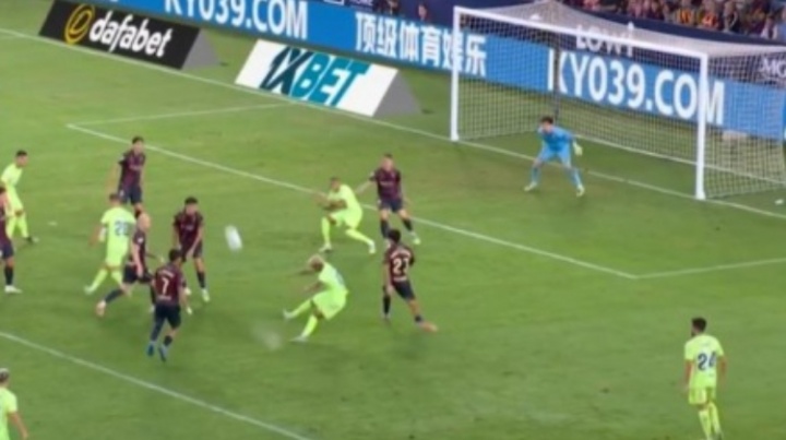 踢水球??亞馬爾禁區(qū)撞墻后射門踢呲直奔邊線，腳下濺起一灘水花