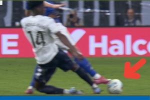 這球犯規(guī)嗎？姆巴佩進(jìn)球后，奧維耶多抗議瓊阿梅尼鏟球犯規(guī)未判