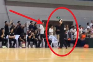 給機(jī)會(huì)不中用啊！張文逸絕殺出手走步 杜鋒摸頭苦笑&想伸手又收回