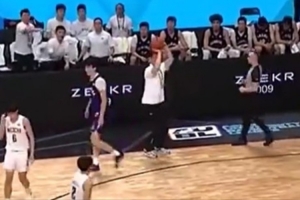 許熙桐把球傳給場邊的教練陳磊 后者接球怒砸地+做出投籃動作