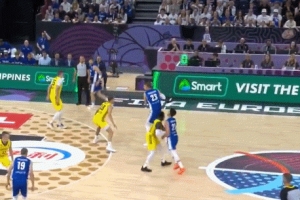 上上對(duì)抗！馬爾卡寧側(cè)翼持球轉(zhuǎn)身頂開(kāi)防守雙手炸筐