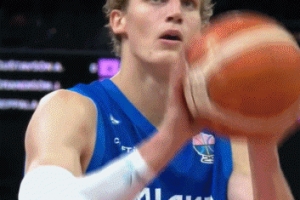 喝大了？球迷干擾馬卡罰球成功后 踉蹌撞向了場邊的女工作人員