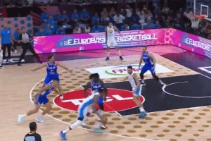 希臘怪獸！字母哥連續(xù)強吃 大長臂舉球攻筐反扣+放籃