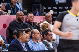 字母哥率希臘首戰(zhàn)意大利 里弗斯&哈姆&雄鹿GM現(xiàn)場看球