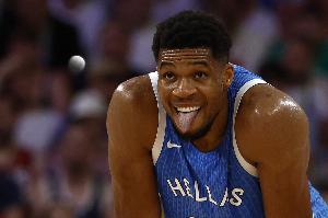 根本攔不住！字母哥半場10中7高效砍14分4板 連續(xù)攻筐撕碎防守