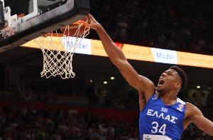 無人可擋！字母哥首戰(zhàn)20中14爆砍31分7板 關鍵時刻連續(xù)強吃收比賽