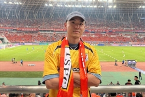 高詩巖現(xiàn)場觀看中超京魯大戰(zhàn)：人生中第一次 現(xiàn)場氣氛真棒！