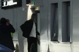 轉(zhuǎn)會已完成！天空：伊薩克抵達(dá)利物浦機(jī)場，將前往瑞典國家隊報道