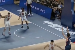 手起刀落！香港金牛孫晨然命中兩記三分 貢獻(xiàn)10分2板3助！