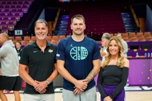 Skip：珍妮&佩林卡探班東契奇是公開嘲諷詹姆斯 在他的墳?zāi)股咸? >
                                        </div>
                                    </div>
                                    <div   id=