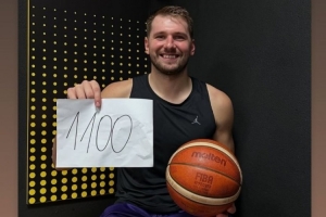 東契奇加冕斯洛文尼亞國家隊隊史得分王 在更衣室拍照留念