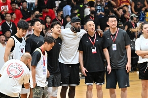 詹姆斯中國(guó)行成都站圖集：趙睿&李夢(mèng)等球星出席活動(dòng) 老詹美美拍照