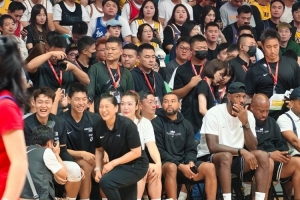 組隊(duì)接一波？崔永熙&趙睿&李夢(mèng)&張博源現(xiàn)身詹姆斯成都行