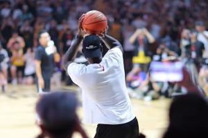 不在狀態(tài)~詹姆斯成都行現(xiàn)場(chǎng)三分連續(xù)5投不中 游戲環(huán)節(jié)不敵崔永熙