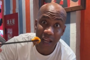 馬布里吃川菜直呼超級辣但好吃得出乎意料 “巴適得很”發(fā)音標準