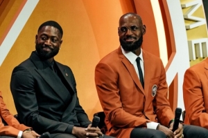 三巨頭！熱火官推曬韋德 詹姆斯 波什一同入選名人堂現(xiàn)場照