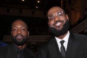 閃電俠和國王重聚！韋德曬與詹姆斯名人堂合影：?????