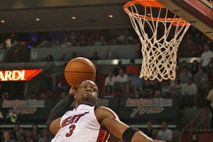 韋德放當(dāng)今聯(lián)盟厲害嗎？楊毅：當(dāng)然 他的速度和沖擊力無法抵擋