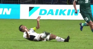 全武行！泰王杯決賽現(xiàn)大規(guī)模沖突，“泰國梅西”被惡意犯規(guī)踢翻