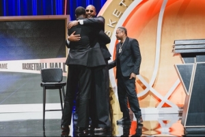 韋德致敬瓜哥：或許生來背負(fù)磨難 但你用堅持書寫了勝利的篇章！