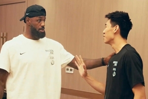 崔永熙回顧詹姆斯中國(guó)行：當(dāng)面要求老詹再戰(zhàn)五年 老詹笑著拒絕