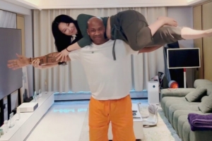 馬布里和老婆進行睡美人挑戰(zhàn)：這個我也行 80歲也照樣把你舉起來