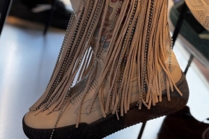 聊新出的靴子！歐文：我能穿它打球！這很瘋狂 但我總會(huì)挑戰(zhàn)極限