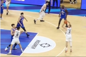 挺身而出！香港金牛厄特爾各種破聯(lián)防 貢獻(xiàn)15分3板5助2斷！