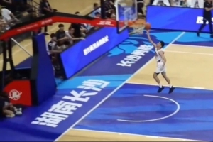 狀態(tài)火熱！香港金牛孫晨然全場(chǎng)拿下15分4籃板！外線3中3！