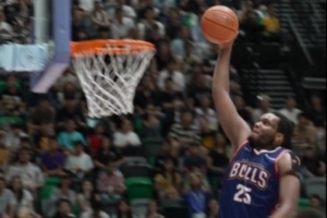 昨晚厄特爾連線卡爾頓完成一記精彩的單手暴扣 瞬間點(diǎn)燃全場！