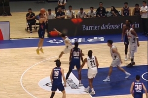 三分射手！香港金牛董健展現(xiàn)外線投射能力 命中4記三分拿13分3板