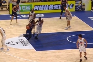 狀態(tài)火熱！香港金牛卡爾頓頻頻沖擊內(nèi)線 拿下13分7板2助3帽