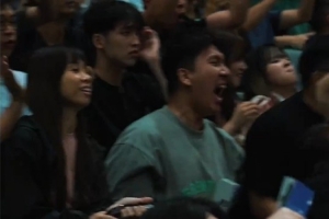 克羅斯接董健助攻完成雙手暴扣引爆全場！觀眾尖叫歡呼海嘯般襲來