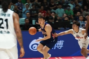 昨晚比賽中董健命中3記三分！進(jìn)球時(shí)現(xiàn)場觀眾爆發(fā)出熱烈歡呼！