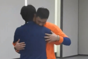 情義無(wú)價(jià)！李霄鵬、王大雷賽后擁抱