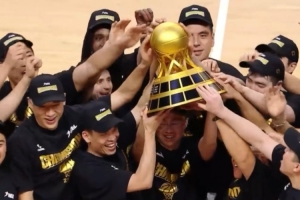 榮耀瞬間！香港金牛3-1戰(zhàn)勝長沙勇勝 球隊捧杯慶祝奪冠