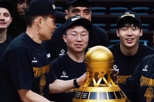 聚光燈下金杯重燃榮耀！我們成功衛(wèi)冕！下一步將挑戰(zhàn)更高目標！