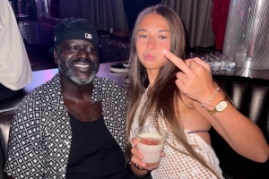 奧尼爾現(xiàn)身網(wǎng)紅Sophie Rain生日派對 興奮之余還兼職當上了DJ