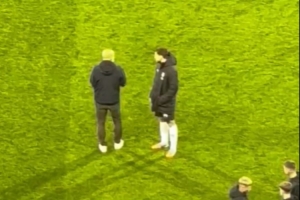 額外補(bǔ)課??瓜迪奧拉在比賽結(jié)束后，對曼城中場岡薩雷斯進(jìn)行指導(dǎo)