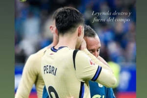 前輩的認(rèn)可！卡索拉曬與佩德里合照：讓我們繼續(xù)享受你的足球??