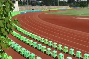 更近距離觀賽！川超內江主場跑道內擺放了塑料矮凳