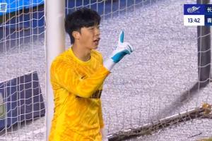 天崩開局…18歲亞泰門將安智誠替補(bǔ)登場首秀 1分鐘后被任意球破門