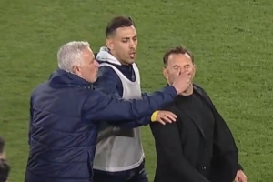 布魯克再談被穆帥捏鼻子：我承認(rèn)我倒地有點(diǎn)夸張，沒(méi)想到他會(huì)這樣