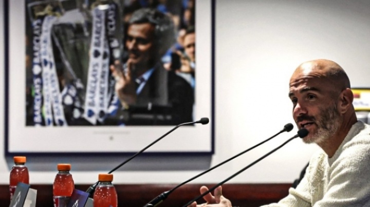 傳奇回家！馬雷斯卡發(fā)布會(huì)現(xiàn)場(chǎng)，墻上的照片正是穆帥英超第3冠