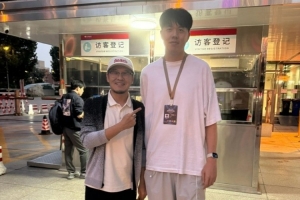 楊毅曬和大郅兒子合照：和他爸聲音一模一樣 不同點是小伙有微信