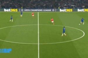 特殊的一個(gè)！切爾西球迷起立鼓掌致敬穆帥，穆里尼奧揮手回應(yīng)