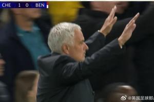 ??恩佐罰角球時，穆里尼奧走過來告訴本菲卡球迷不要再扔?xùn)|西